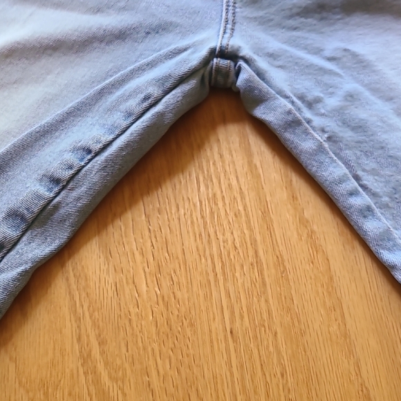 Driftwood Embroidered Floral Cropped Jeans - Picture 9 of 11